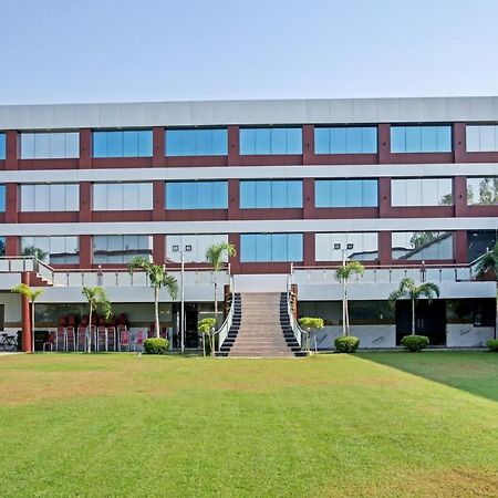 Oyo 62241 Swastik Garden Hotel Dhāmpur Buitenkant foto