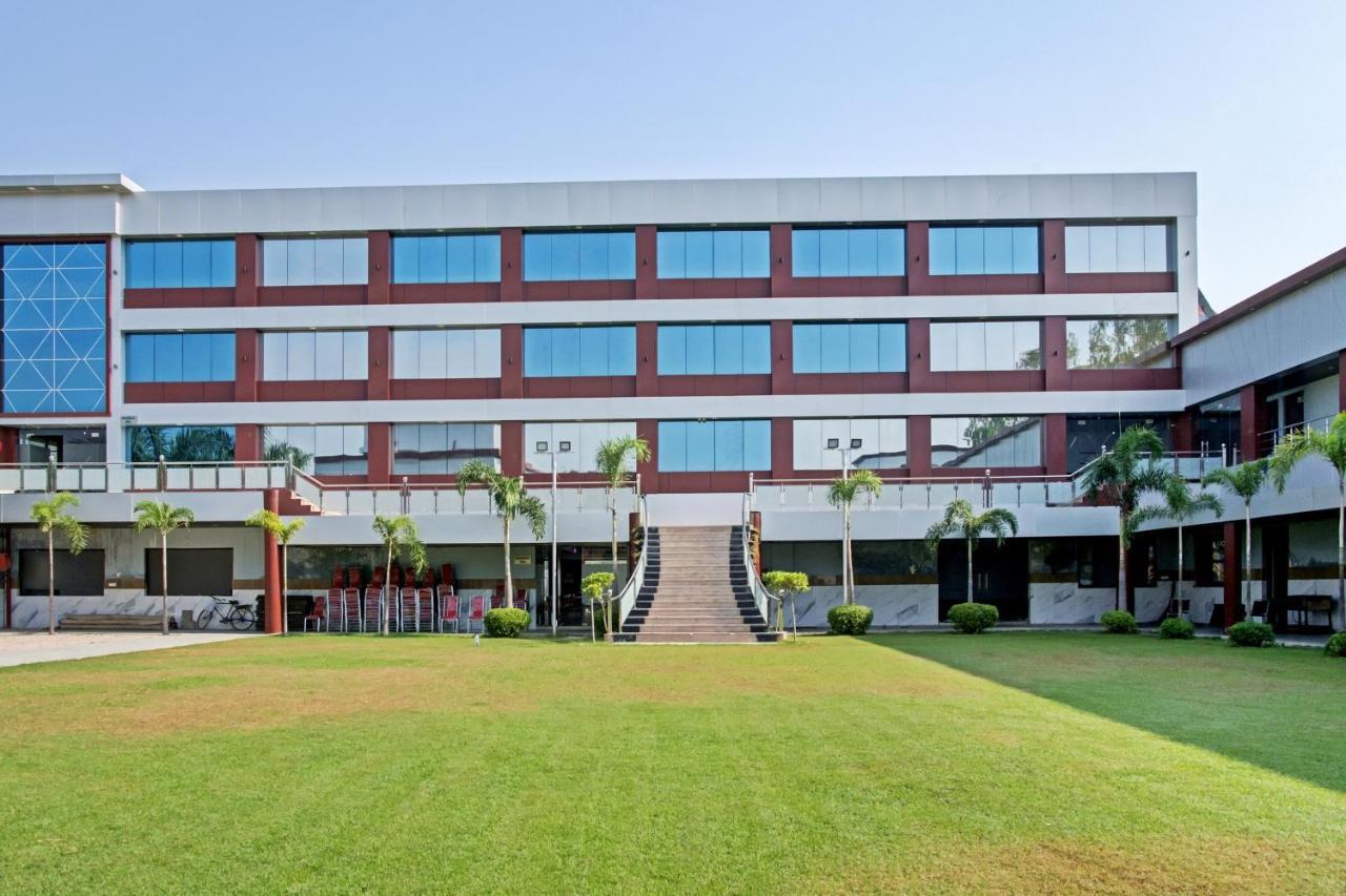 Oyo 62241 Swastik Garden Hotel Dhāmpur Buitenkant foto